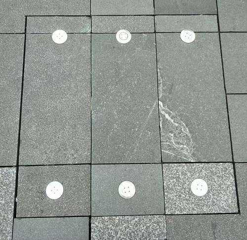 商業(yè)區(qū)和公共場所應(yīng)用不銹鋼井蓋安裝效果圖