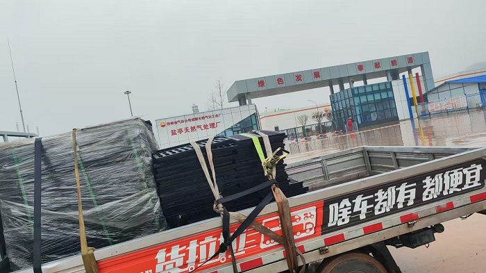 球墨鑄鐵篦子400*600*20 達(dá)到西南油氣田公司成都天然氣化工總廠（鹽亭天然氣處理廠）大門口照片